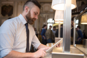 Réception d'hôtel gérant des systèmes numériques connectés