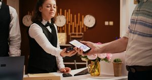 IPVIP | Especialistas en conectividad y ciberseguridad para hoteles | ¿Parches o renovación? Cómo saber si necesitas mejorar la infraestructura de red de tu hotel